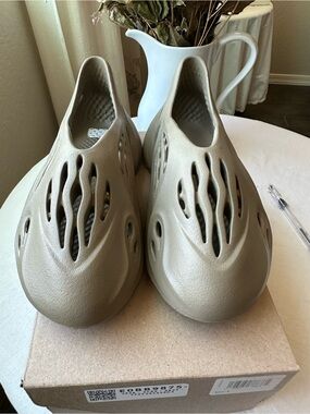 Adidas Yeezy Foam RNNR ID 4752 Stone Taupe Mens size 8